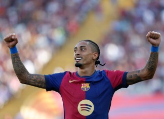 Raphinha, del Barcelona, ​​celebra el quinto gol de su equipo durante el partido de la Liga española de fútbol entre el FC Barcelona y el Valladolid en el estadio Olímpico de Barcelona, ​​España, el sábado 31 de agosto de 2024. (Foto AP/Joan Monfort)