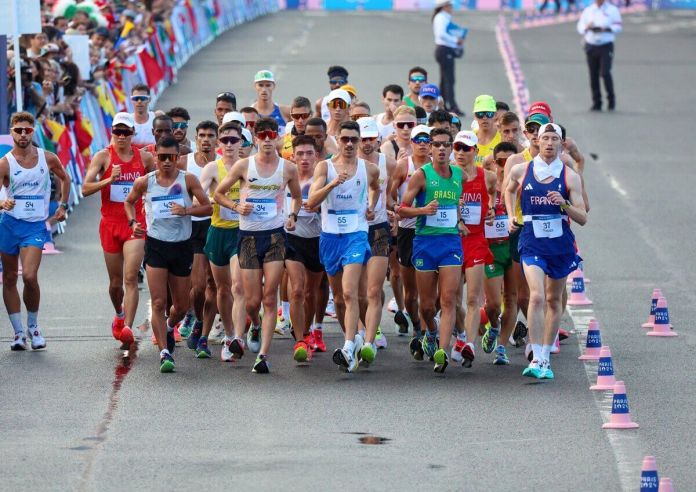 Los marchistas Erick y José Barrondo en la competencia de los 20 kilómetros en París 2024. Foto: COG