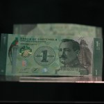Este es el billete conmemorativo de 1Q. Foto: La Hora/José Orozco
