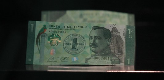 Este es el billete conmemorativo de 1Q. Foto: La Hora/José Orozco