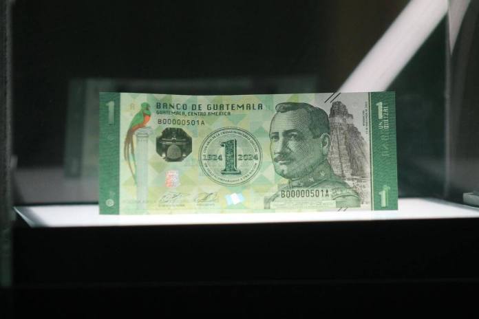 Las autoridades del Banguat presentaron el nuevo billete conmemorativo de un quetzal. Foto: La Hora/José Orozco