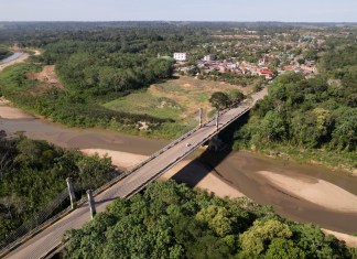 ARCHIVO - Esta fotografía del 20 de junio de 2024 muestra el puente de la Integración, el cual conecta Assis, Brasil, izquierda, con Iñapari, Perú. (AP Foto/Martín Mejía, archivo