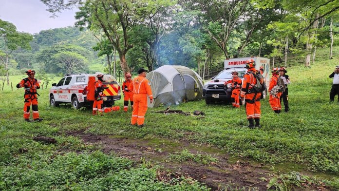 Brigada de Rescate de los Bomberos Voluntarios participa de la búsqueda de un helicóptero y sus tripulantes en Escuintla. Foto: Bomberos Voluntarios