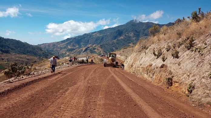 El terreno donde se construyó la carretera es montañoso y conecta al altiplano con el sur del país. Foto: Sistema Nacional de Inversión Pública. 