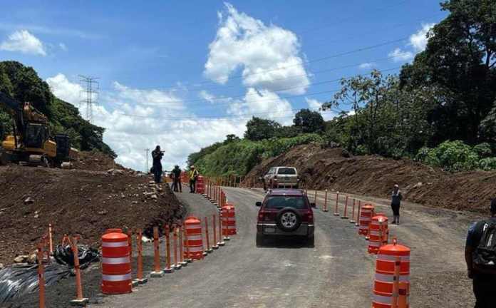 El paso en el km 44 se alterna. Por ahora solo circulan vehículos livianos. Foto: CIV