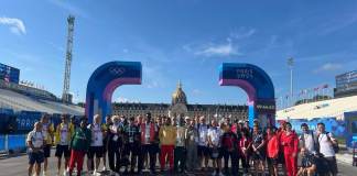 Esta es la meta, Los Inválidos, donde se coronará el mejor maratonista de París 2024. Los atletas posan días previo a la competencia. Foto: COG