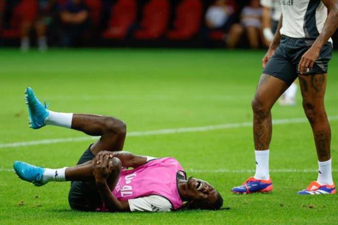 El centrocampista francés del Real Madrid Eduardo Camavinga se duele en el suelo durante el entrenamiento del equipo este martes en Varsovia, en la víspera del partido de la Supercopa de Europa de fútbol que enfrenta a su equipo con el Atalanta. EFE/ Mariscal