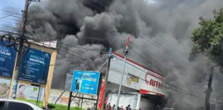Las llamas amenazaban con propagarse a más inmuebles. Foto: Bomberos Voluntarios