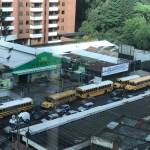 Foto cortesía En el lugar se observan largas filas de vehículos, entre estos buses de colegios.