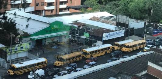 Foto cortesía En el lugar se observan largas filas de vehículos, entre estos buses de colegios.