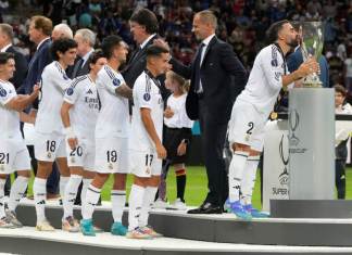 Dani Carvajal del Real Madrid besa el trofeo durante la ceremonia de entrega de medallas de la final de la Supercopa de la UEFA entre el Real Madrid y el Atalanta en el estadio Narodowy en Varsovia, Polonia, el miércoles 14 de agosto de 2024. (Foto AP/Czarek Sokolowski)