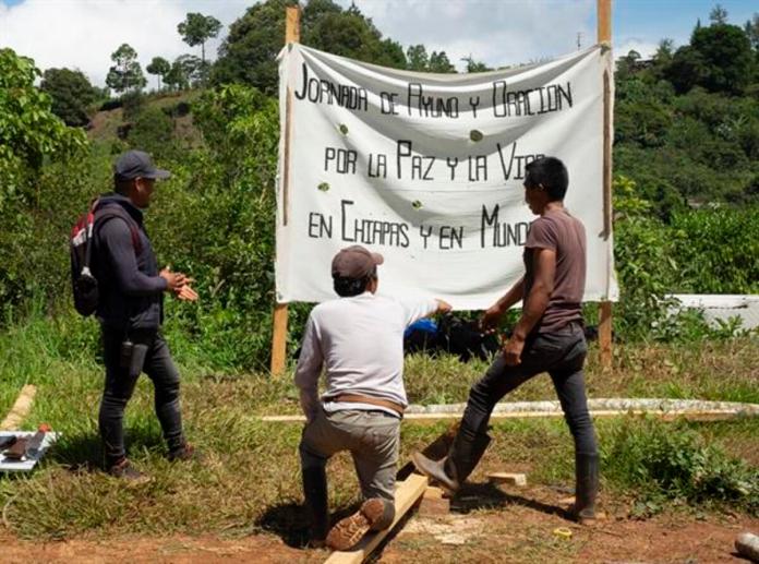 Indígenas tzotziles reinstalan un campamento civil por la paz este martes, en la comunidad Nuevo Yibeljoj, en el estado de Chiapas (México). EFE/Carlos López