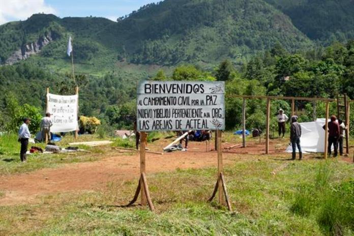 Indígenas tzotziles reinstalan un campamento civil por la paz este martes, en la comunidad Nuevo Yibeljoj, en el estado de Chiapas (México). Indígenas tzotziles de la Organización Sociedad Civil Las Abejas de Acteal se pronunciaron este martes en la comunidad Nuevo Yibeljoj, municipio Chenalhó, estado mexicano de Chiapas (sureste) para exigir paz y justicia a las autoridades ante la violencia que se vive en las comunidades de los pueblos originarios a manos del crimen organizado. EFE/Carlos López