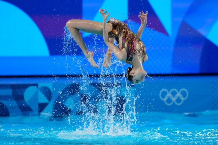 Las chinas Wang Liuyi y Wang Qianyi compiten en la rutina libre de dúos de la natación artística en los Juegos Olímpicos, el sábado 10 de agosto de 2024, en Saint-Denis, Francia (AP foto/Lee Jin-man)