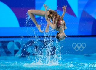 Las chinas Wang Liuyi y Wang Qianyi compiten en la rutina libre de dúos de la natación artística en los Juegos Olímpicos, el sábado 10 de agosto de 2024, en Saint-Denis, Francia (AP foto/Lee Jin-man)