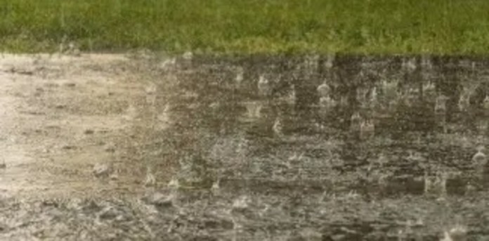 Si tiene planeado salir en horas de la tarde, es importante que se proteja de las lluvias. Foto: Archivo.