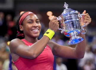 La estadounidense Coco Gauff sostiene el trofeo del Abierto de Estados Unidos luego de vencer a la bielorrusa Aryna Sabalenka en la final, el sábado 9 de septiembre de 2023 (AP Foto/Frank Franklin II, archivo)