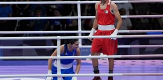 La argelina Imane Khelif, a la derecha, derrota a la italiana Angela Carini en su combate de peso welter femenino del torneo olímpico de boxeo, el jueves 1 de agosto de 2024, en Villepinte, Francia. (AP Foto/John Locher)