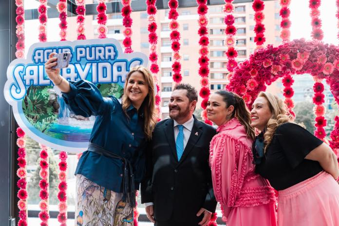 Claudia Lara, Federico Engel, Isabel Herbruger y Jessica Mayén, representantes de Agua Pura Salvavidas y Fundecán durante lanzamiento de nueva campaña contra el cáncer de mama “Prevenir es de valientes” Foto La Hora / Cortesía Agua Pura Salvavidas