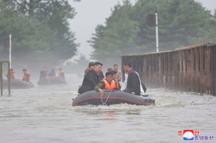 En esta imagen proporcionada por el gobierno norcoreano, el líder de Corea del Norte, Kim Jong Un, inspecciona una zona afectada por inundaciones en la ciudad de Sinuiju (Agencia Central de Noticias de Corea/Servicio de Noticias de Corea via AP)