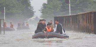 En esta imagen proporcionada por el gobierno norcoreano, el líder de Corea del Norte, Kim Jong Un, inspecciona una zona afectada por inundaciones en la ciudad de Sinuiju (Agencia Central de Noticias de Corea/Servicio de Noticias de Corea via AP)