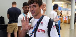 El británico Tom Daley llega en Eurostar a la estación internacional de tren de Londres St. Pancras después de competir en los Juegos Olímpicos de París 2024 en Francia, el lunes 12 de agosto de 2024. El cinco veces medallista olímpico Tom Daley ha anunciado su retiro de los clavados. (Jordan Pettitt/PA vía AP)