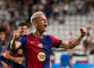 Dani Olmo celebra la victoria ante el Rayo, durante el partido de Liga en Primera División que Rayo Vallecano y FC Barcelona. EFE/Sergio Pérez