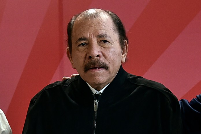 El presidente Daniel Ortega posa para una foto durante un cumbre del ALBA en el Palacio de la Revolución en La Habana, Cuba. Foto La Hora: AP Achivo