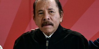 El presidente Daniel Ortega posa para una foto durante un cumbre del ALBA en el Palacio de la Revolución en La Habana, Cuba. Foto La Hora: AP Achivo