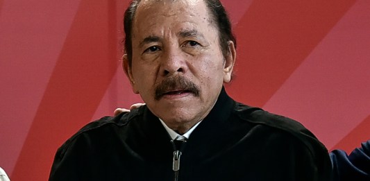 El presidente Daniel Ortega posa para una foto durante un cumbre del ALBA en el Palacio de la Revolución en La Habana, Cuba. Foto La Hora: AP Achivo