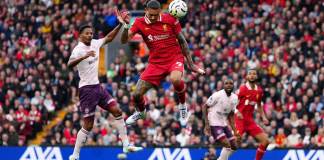 El delantero uruguayo de Liverpool Darwin Núñez cabecea durante un partido de la Liga Premier, el domingo 25 de agosto de 2024. (Peter Byrne/PA vía AP)