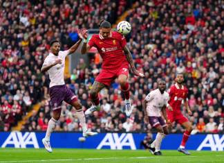 El delantero uruguayo de Liverpool Darwin Núñez cabecea durante un partido de la Liga Premier, el domingo 25 de agosto de 2024. (Peter Byrne/PA vía AP)