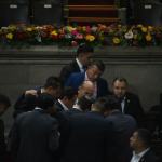 Varios diputados de las bancadas Unidad Nacional de la Esperanza (UNE) y de Todos revisan el fondo de revisión que solicitaron algunos congresistas. Foto: Fabricio Alonzo