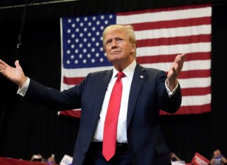 El candidato presidencial republicano y expresidente Donald Trump llega para hablar en un mitin de campaña en Bozeman, Montana, el viernes 9 de agosto de 2024. (Foto AP/Rick Bowmer)