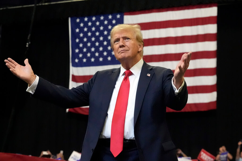 El candidato presidencial republicano y expresidente Donald Trump llega para hablar en un mitin de campaña en Bozeman, Montana, el viernes 9 de agosto de 2024. (Foto AP/Rick Bowmer)