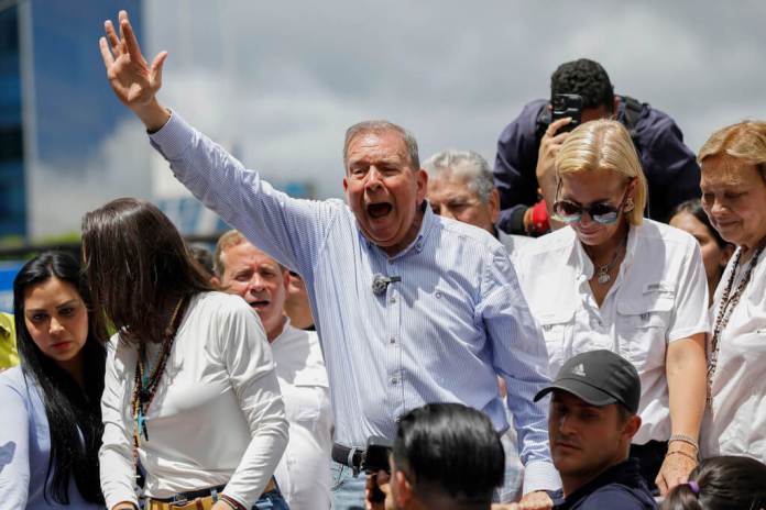 El candidato presidencial opositor Edmundo González encabeza una manifestación contra los resultados electorales oficiales. (AP Foto/Cristian Hernández)