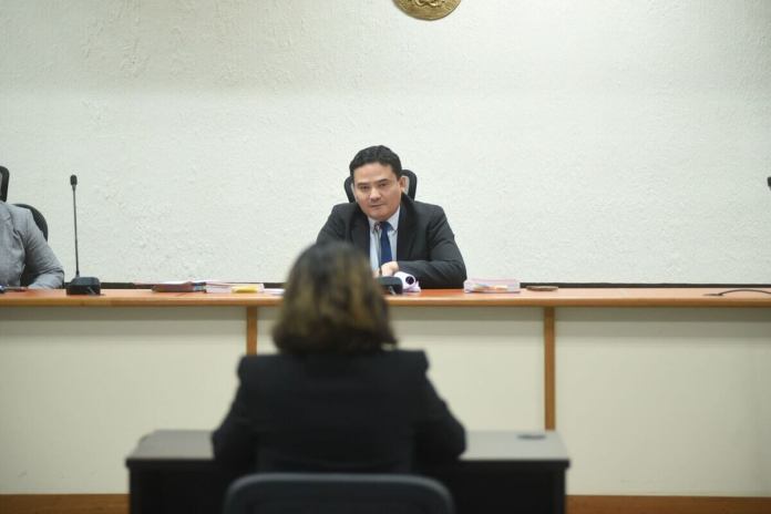 El juez Fredy Orellana resolvió ligarla a proceso, pues indicó que "existen indicios racionales" para dicho dictamen. Foto La Hora / Fabricio Alonzo