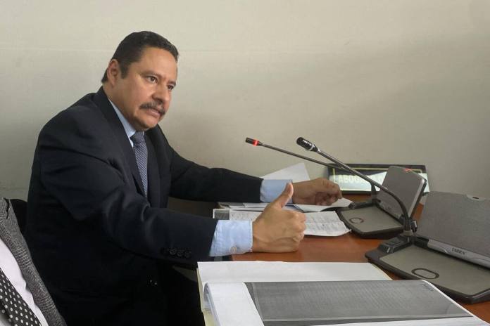 El magistrado suplente de la CC, Rony López, durante la audiencia en la que presentó sus argumentos para pedir que se reabriera la investigación. Foto La Hora / José Orozco.
