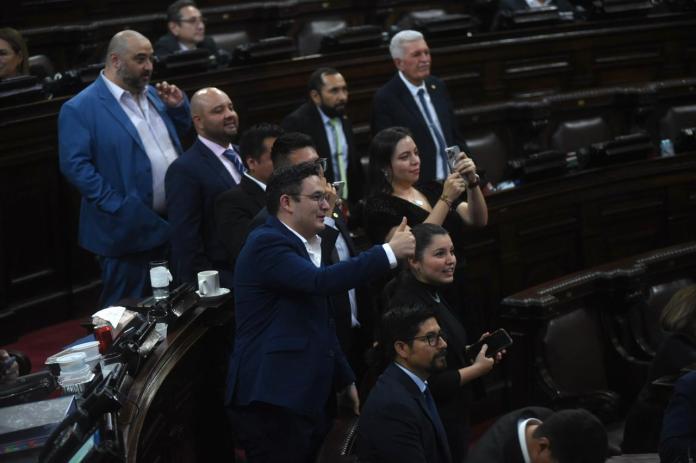 Los diputados de la bancada oficialista esperan la votación final de la ampliación al presupuesto general para que el Ejecutivo pueda seguir operando. Foto: Fabricio Alonzo