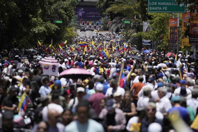 Partidarios se reúnen para manifestarse con la líder opositora María Corina Machado, en Caracas, Venezuela, el sábado 3 de agosto de 2024. (Foto AP/Matías Delacroix)