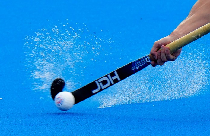 La foto muestra el bastón de un jugador de hockey sobre césped durante los Juegos Olímpicos, el domingo 4 de agosto de 2024, en Colombes, Francia (AP Foto/Aijaz Rahi, archivo)