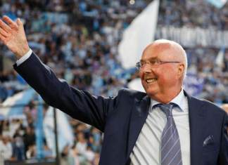 (ARCHIVO) - El exentrenador de la Lazio, Sven-Goran Eriksson, saluda a los aficionados antes del partido de la Serie A italiana de fútbol entre la SS Lazio y el US Sassuolo Calcio, en Roma, Italia, el 26 de mayo de 2024 (reeditado el 26 de agosto de 2024). Eriksson ha fallecido el 26 de agosto de 2024 a los 76 años, según ha anunciado su agente. (Italia, Roma) EFE/EPA/FABIO FRUSTACI