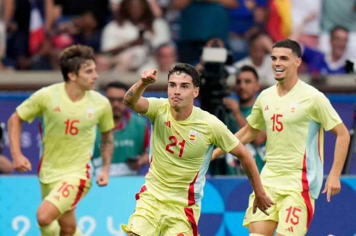 El delantero Sergio Camello de España, en el centro, celebra tras convertir en el tiempo extra contra Francia en la final del fútbol en los Juegos Olímpicos, en el estadio Parque de los Príncipes, el viernes 9 de agosto de 2024, en París, Francia. (AP Foto/Francisco Seco)