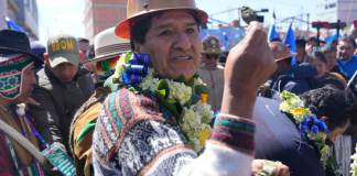 El expresidente de Bolivia Evo Morales sostiene una hoja de coca durante un recorrido con sus simpatizantes en El Alto, Bolivia, el vernes 26 de julio de 2024. (AP Foto/Juan Karita, Archivo)