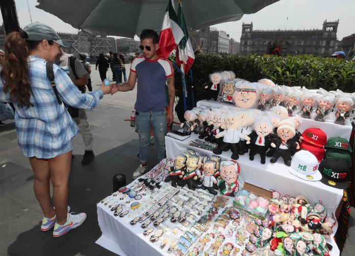 La comerciante del centro histórico, Luz María Guzmán, vende muñecos del presidente de México Andrés Manuel López Obrador en el Zócalo de Ciudad de México (México). Foto La Hora: EFE