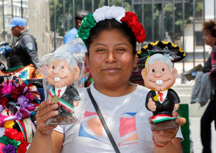 Una mujer compra muñecos del presidente de México Andrés Manuel López Obrador en el Zócalo de Ciudad de México (México). Foto La Hora: EFE.