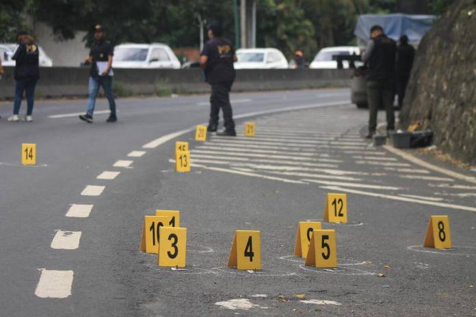 Fiscales del Ministerio Público ya se encuentran en el lugar del incidente armado. Foto La Hora / José Orozco 