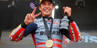 El piloto español de MotoGP Marc Márquez celebra su victoria en la carrera "sprint" del Gran Premio de Aragón, duodécima cita de los Mundiales de motociclismo de velocidad, este sábado 31 de agosto en el circuito MotorLand de Alcañiz (Teruel). Foto La Hora EFE.