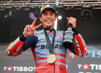 El piloto español de MotoGP Marc Márquez celebra su victoria en la carrera "sprint" del Gran Premio de Aragón, duodécima cita de los Mundiales de motociclismo de velocidad, este sábado 31 de agosto en el circuito MotorLand de Alcañiz (Teruel). Foto La Hora EFE.