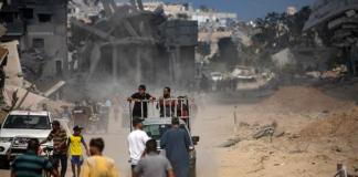 Palestinos desplazados internos se desplazan por una calle dañada mientras inspeccionan el área después de una operación militar terrestre de las fuerzas israelíes, en el campamento de Jan Yunis, sur de la Franja de Gaza, el 30 de agosto de 2024. EFE/EPA/HAITHAM IMAD